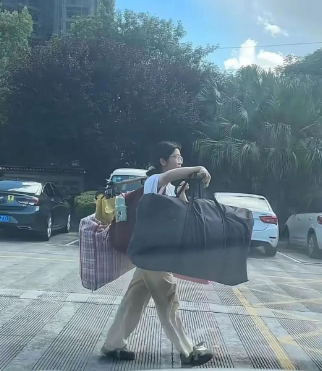 灌阳县挑扁担的高考女生，没有掌声，没有鲜花，但却无比坚定步伐,挑起了普通农民的尊严